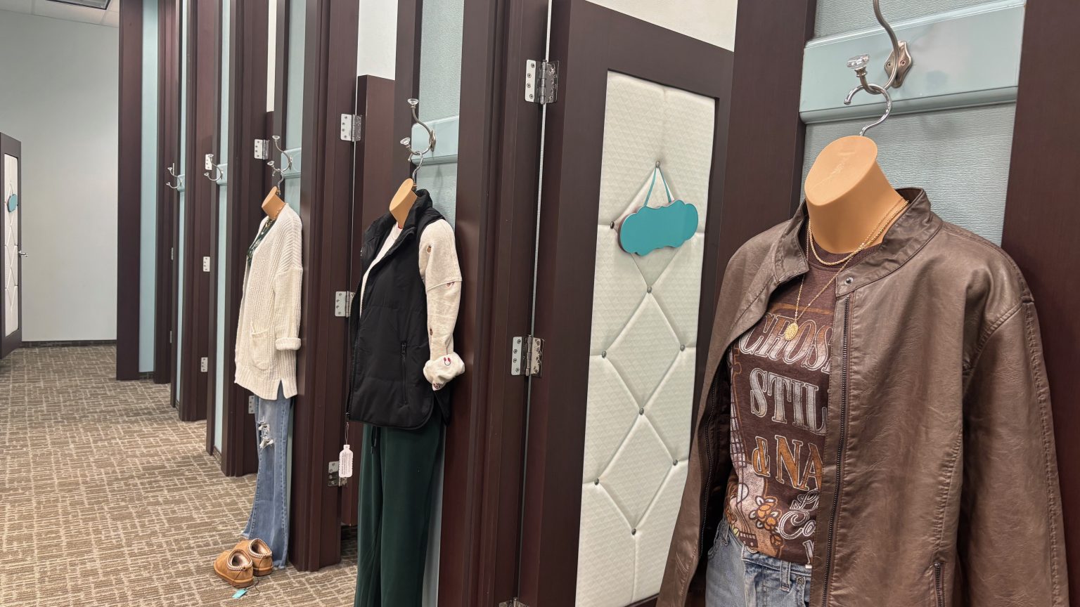 服装商店的试衣间和模特展示