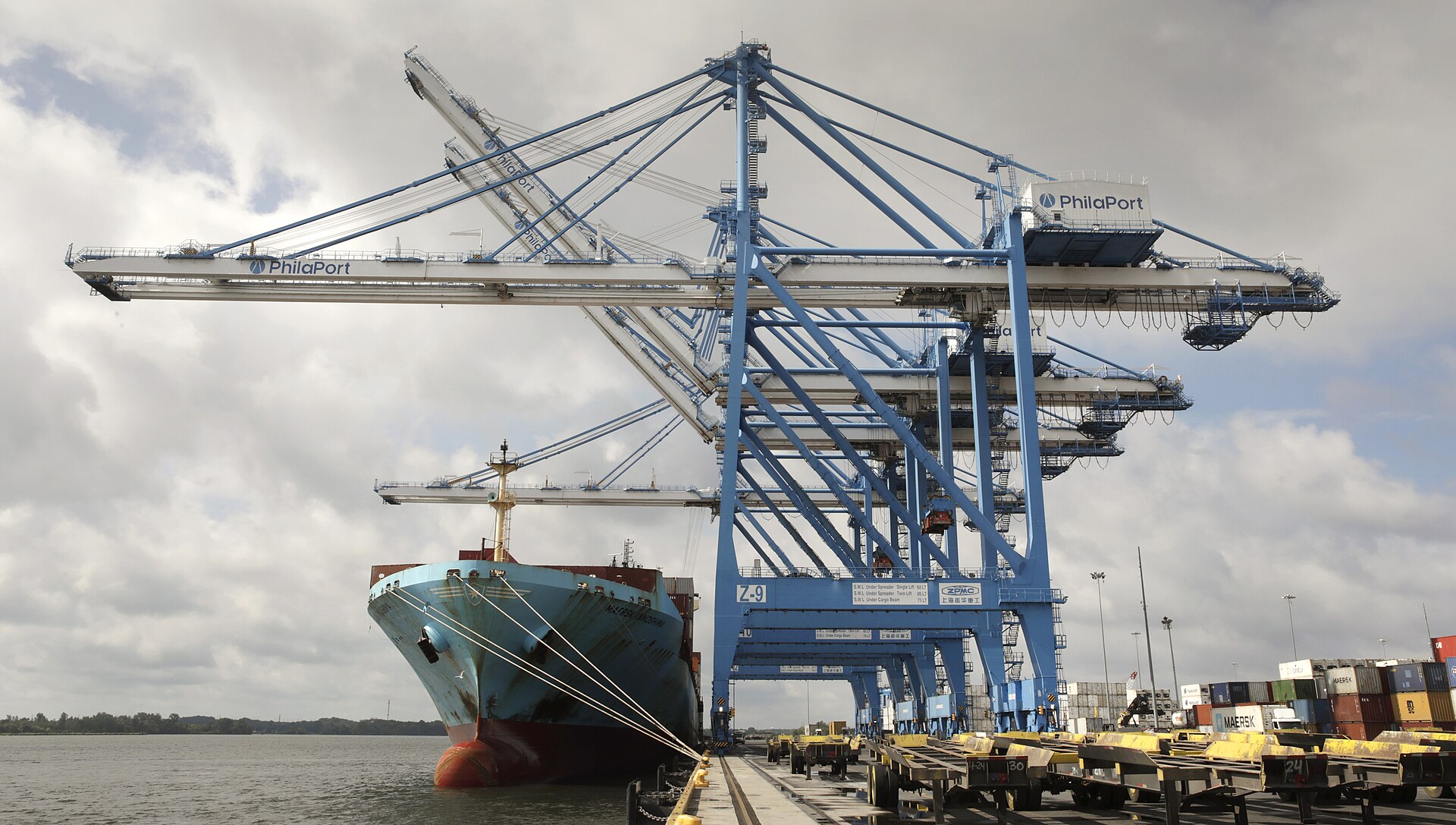 费城Packer Avenue码头旁的Maersk Innoshima集装箱船