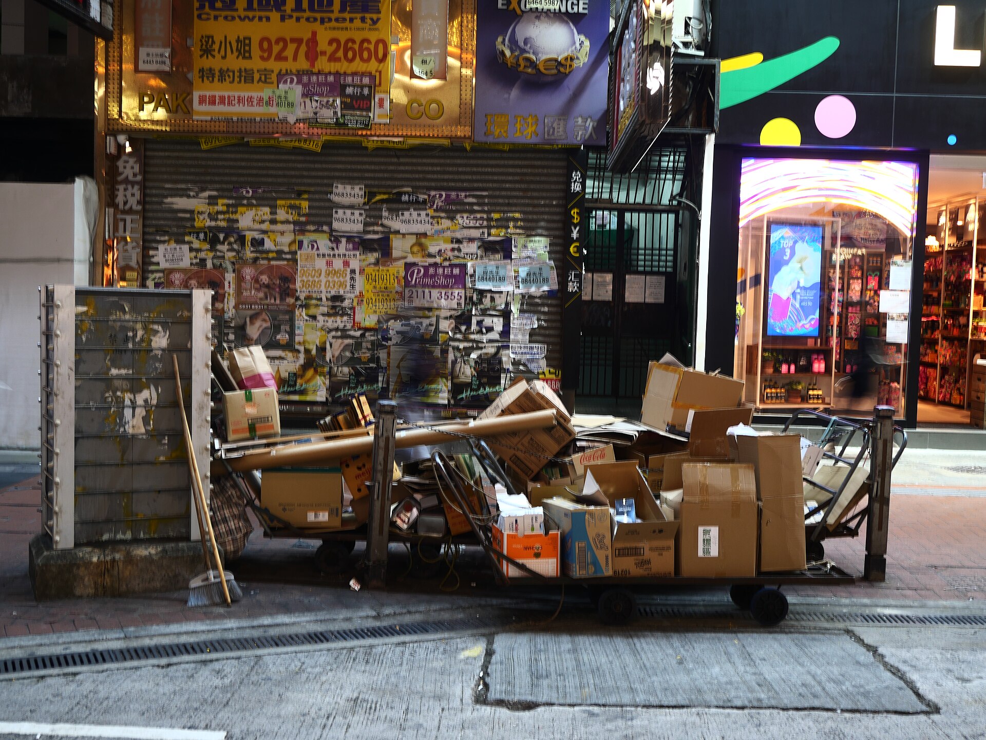 香港铜锣湾街道推车内的纸板包装箱