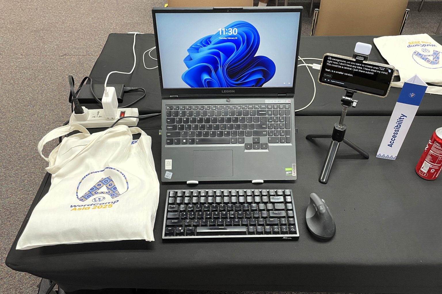 WordCamp Asia活动中的电脑工作台与外接设备