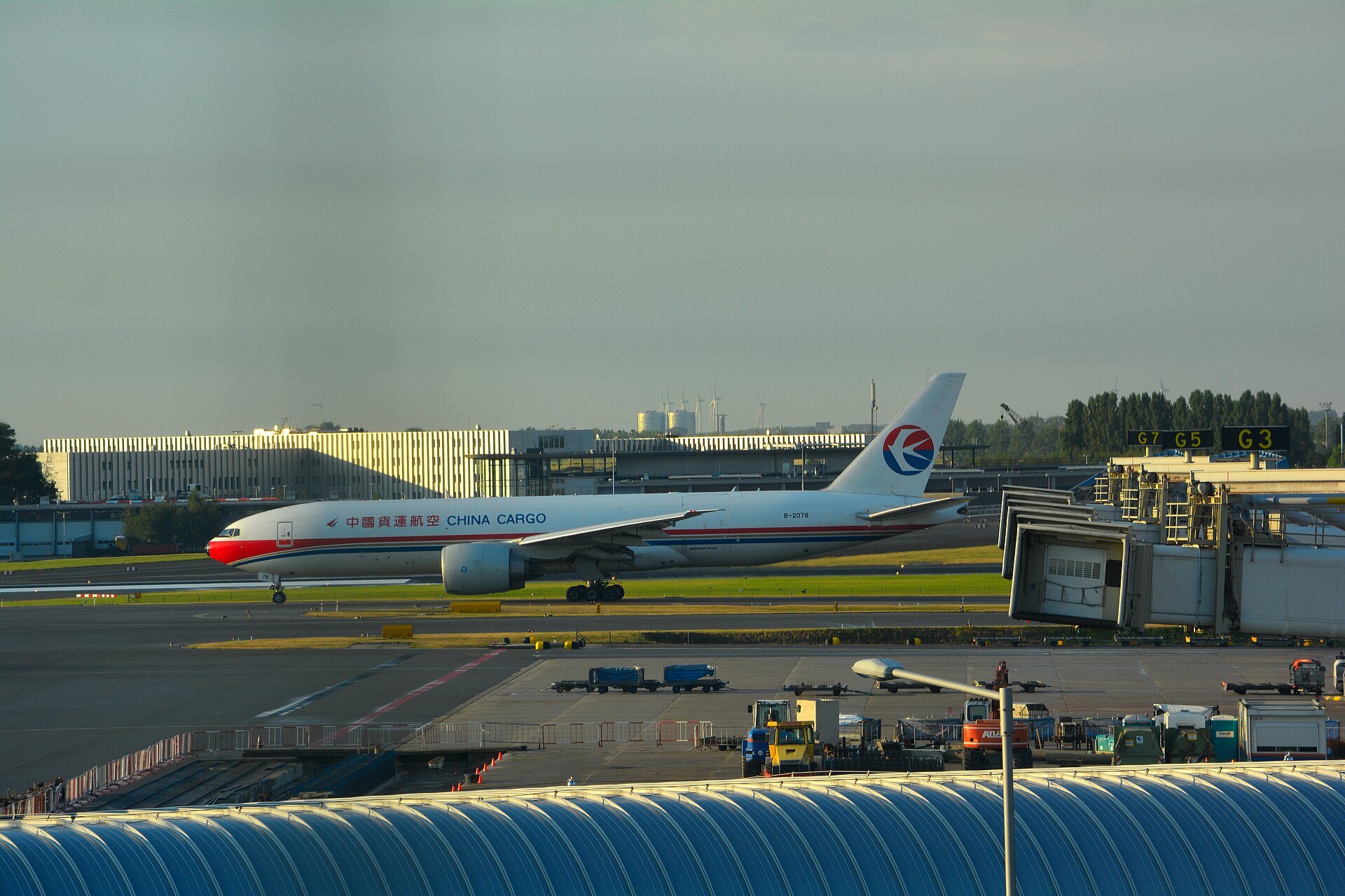 荷兰阿姆斯特丹机场的中国货运航空波音777货机B2078