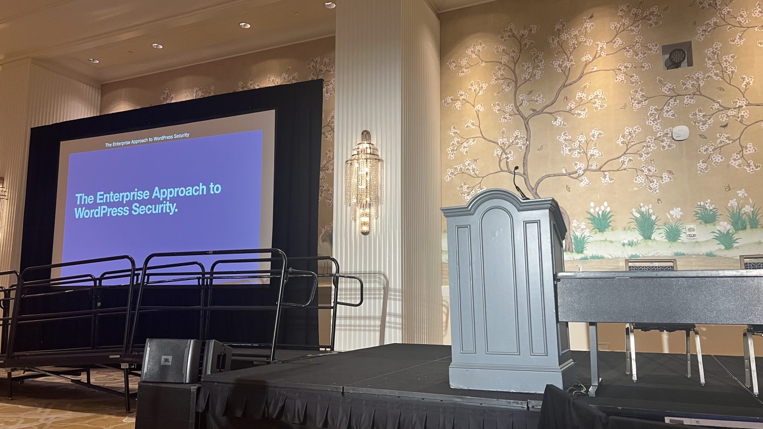 WordCamp US 2023会场中的WordPress安全演讲投影