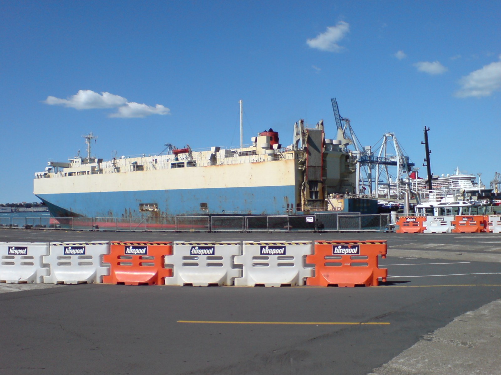 新西兰奥克兰港Captains Cook Wharf的World Glory滚装船