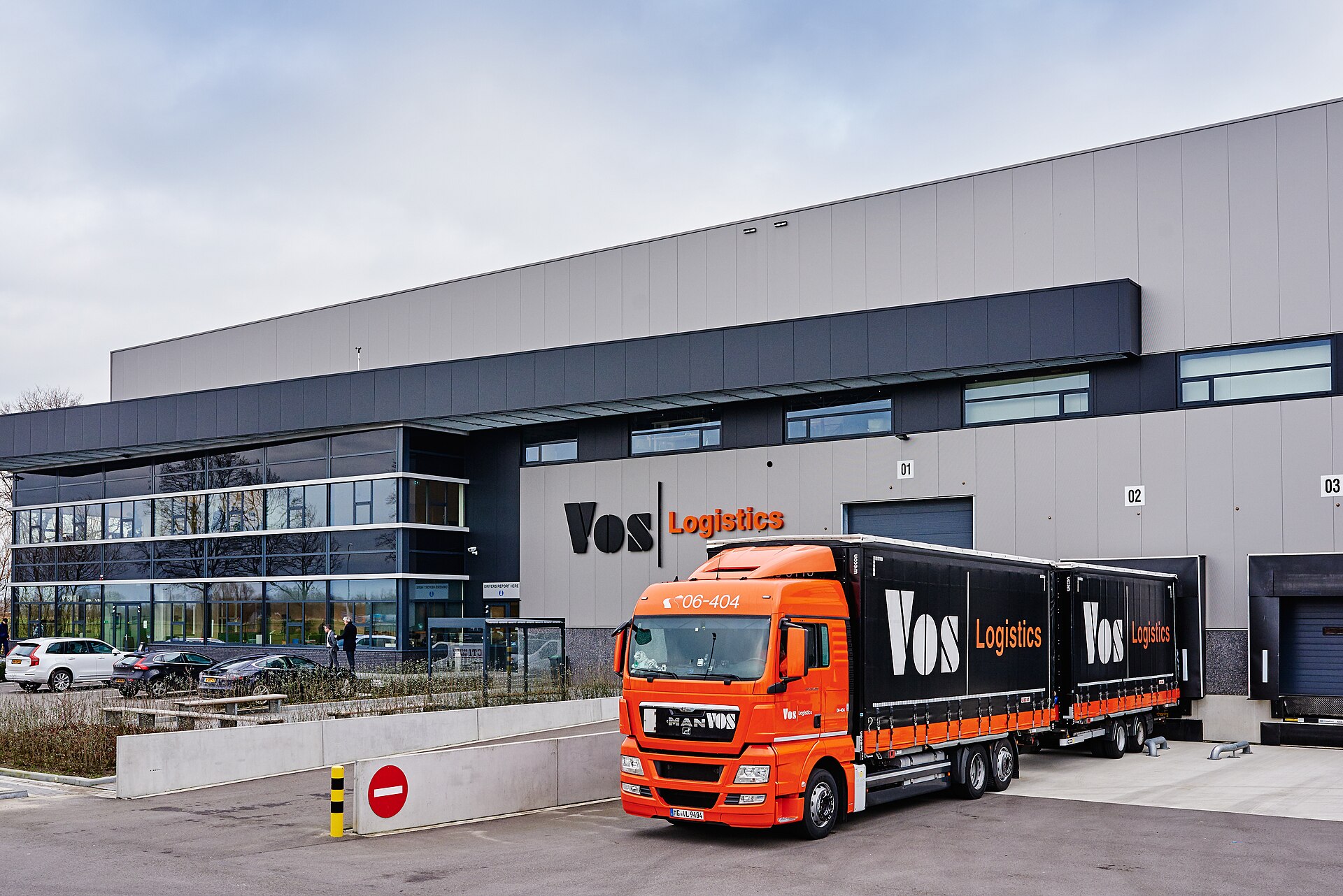 荷兰奥斯Vos Logistics仓库旁的货车