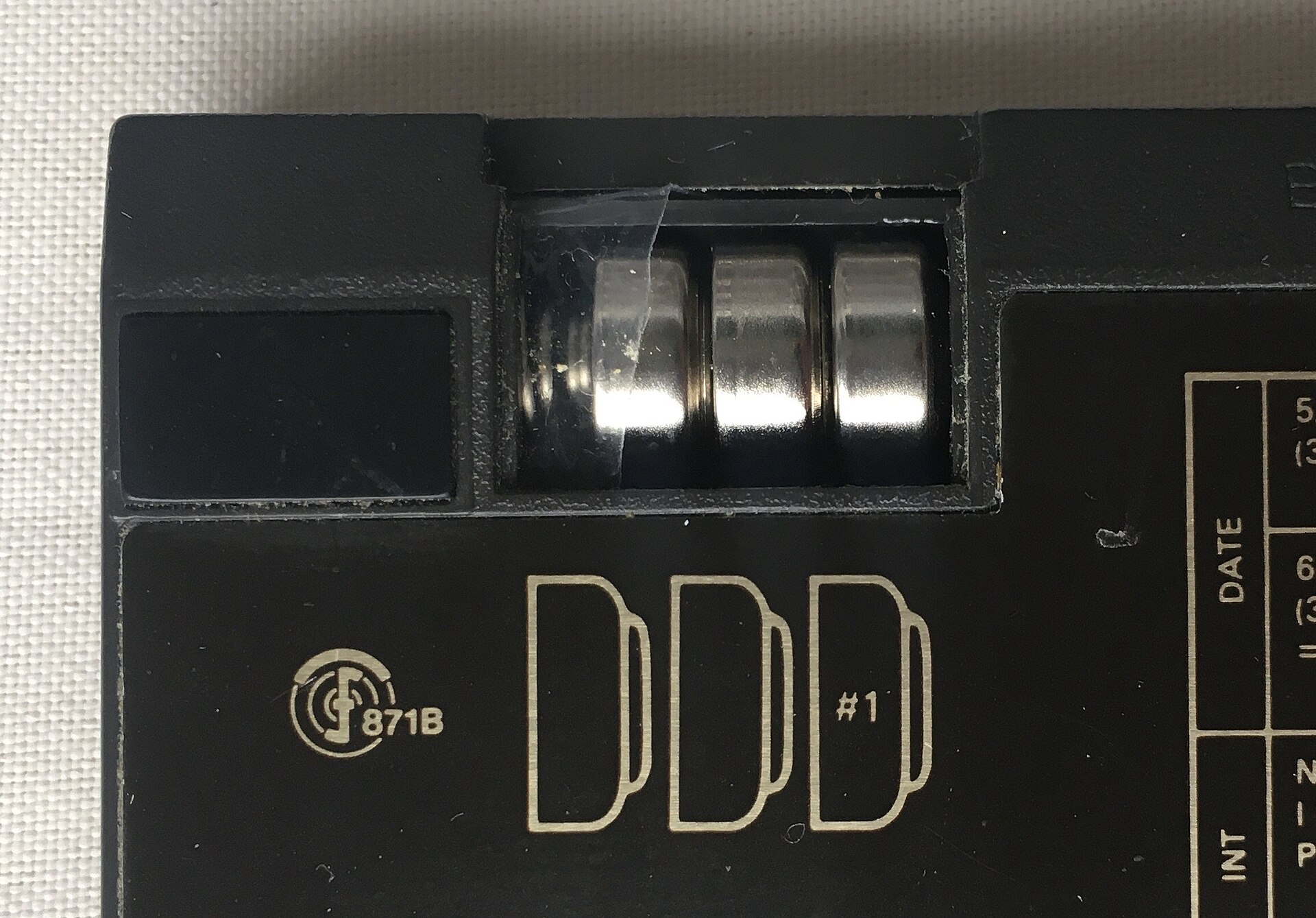 HP12C计算器内装三枚纽扣电池的电池仓
