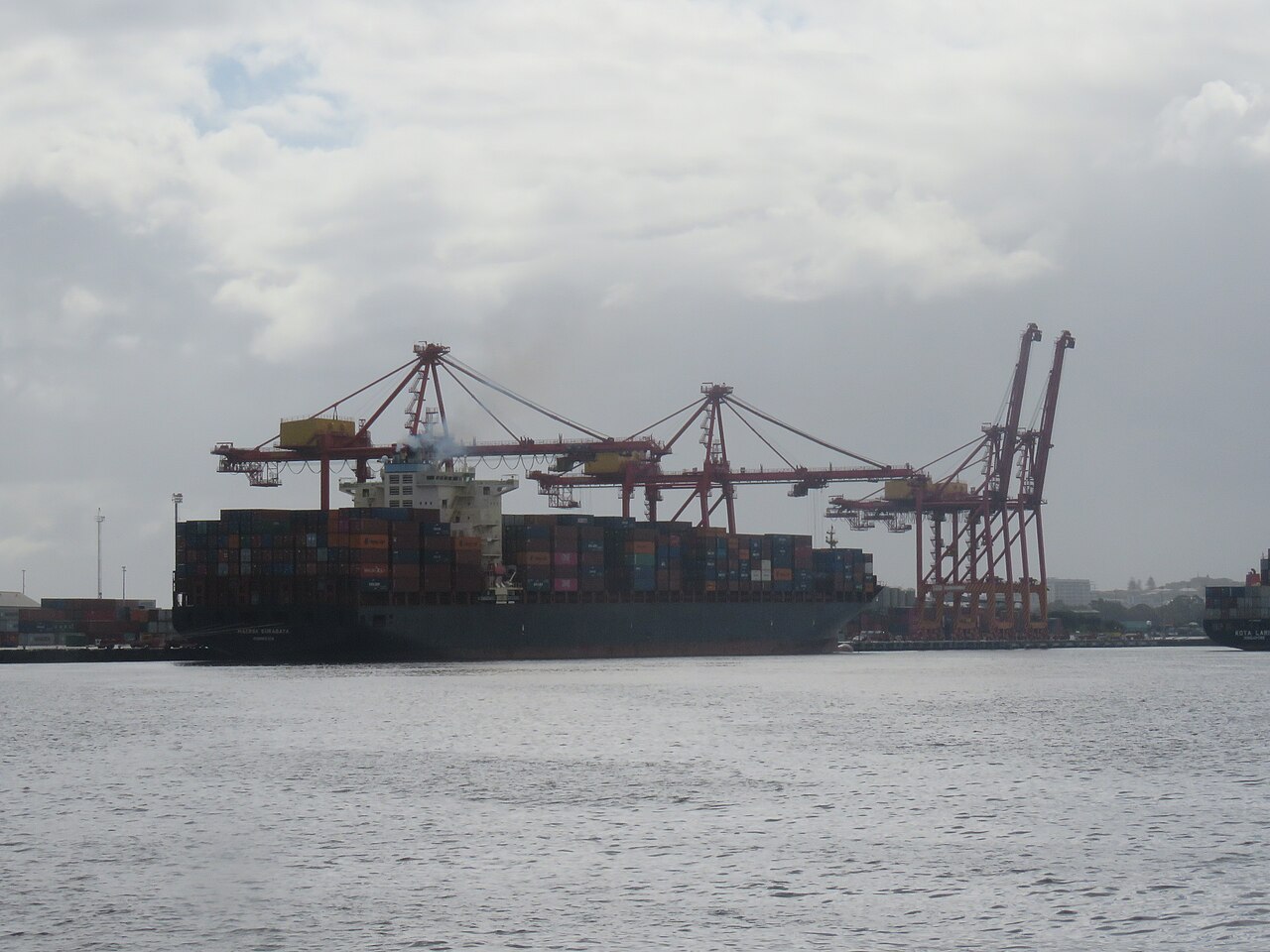 Maersk Surabaya集装箱船在澳大利亚弗里曼特尔港的资料照片