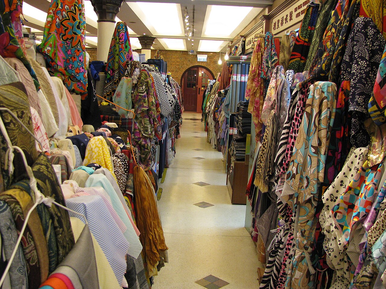 中国香港西港城布料店资料图，用于说明纺织品与零售陈列