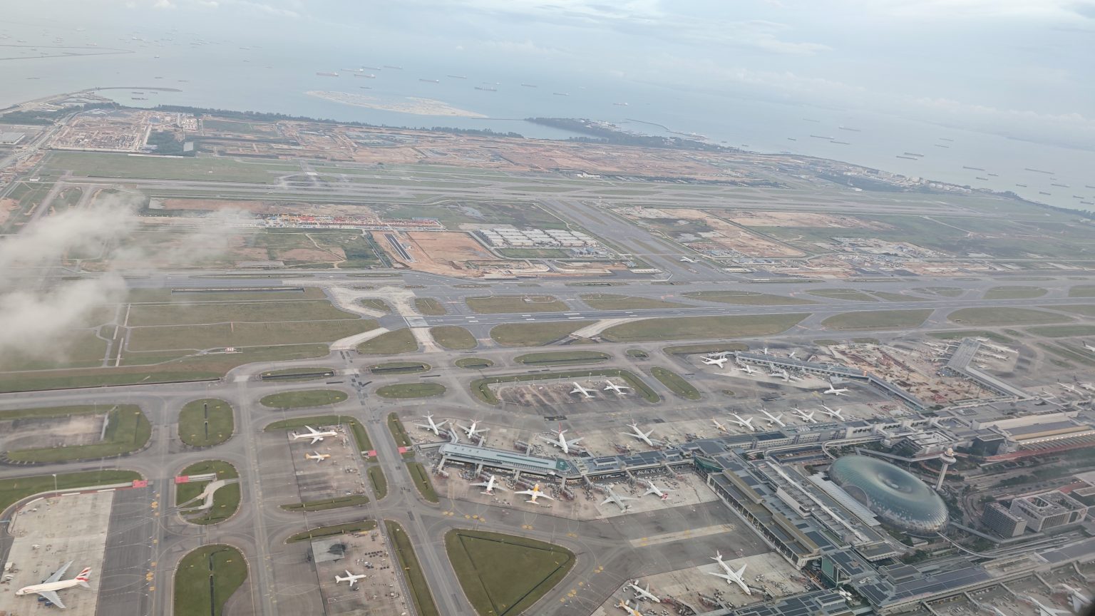 新加坡机场航站楼与跑道的空中资料照片