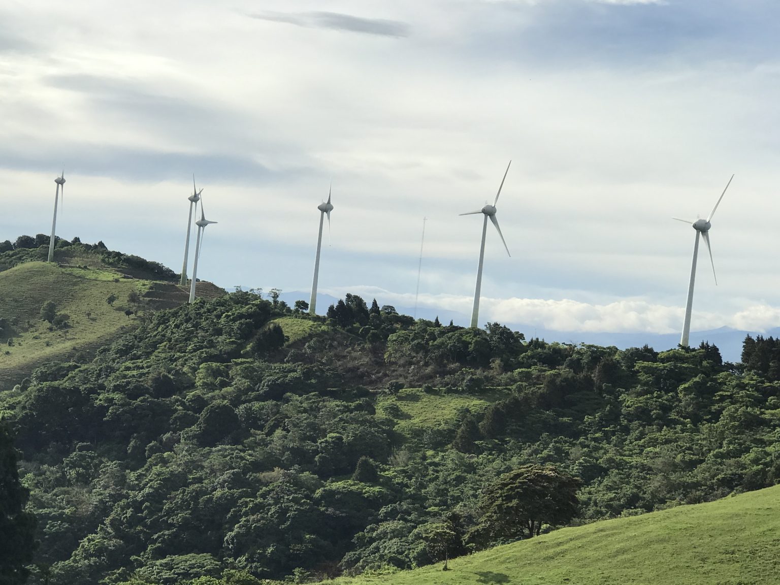 山地风力发电机组资料照片,作为电气设备行业背景