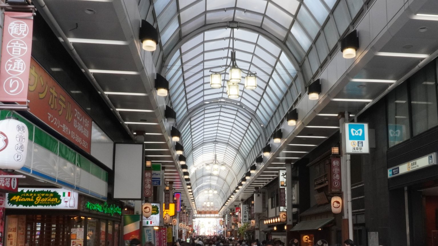 日本东京浅草商业街拱廊资料照片
