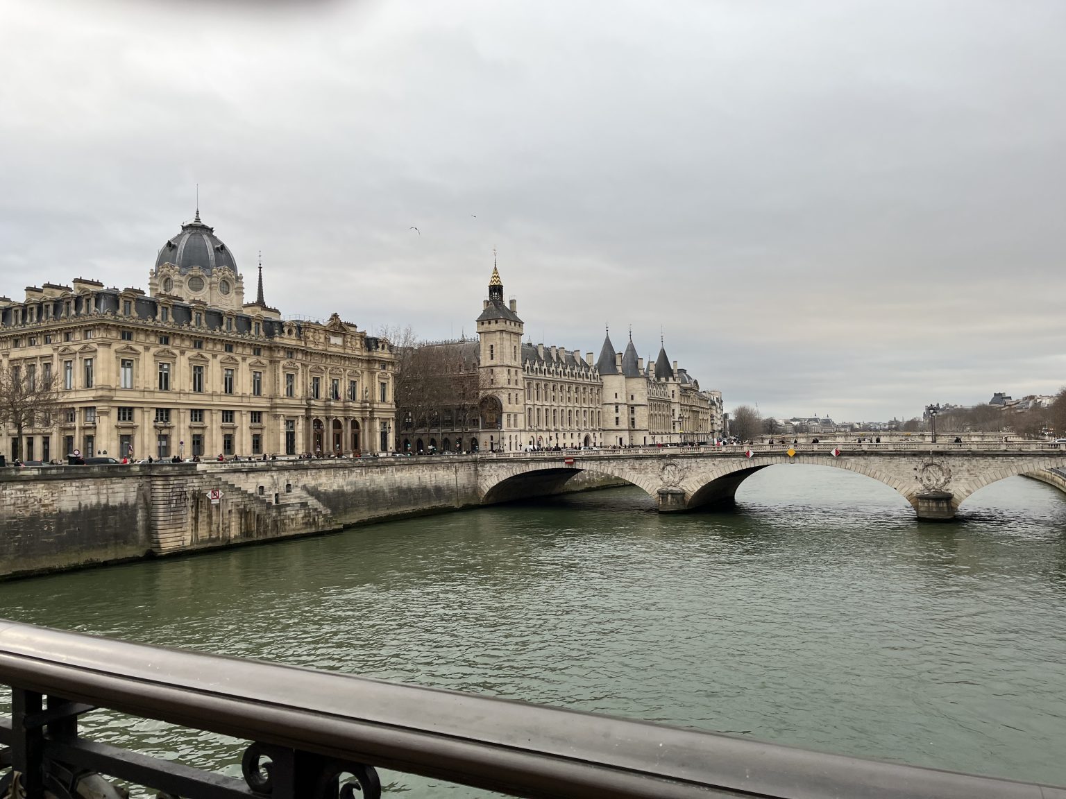 法国巴黎Conciergerie建筑与Pont au Change桥资料照片