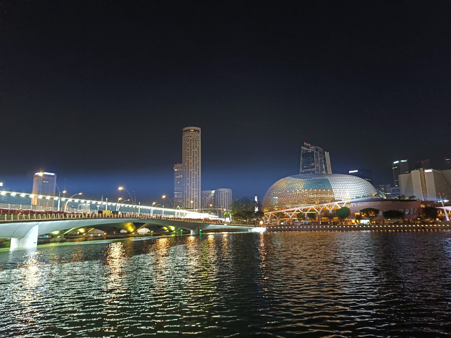 新加坡Marina Bay桥梁与滨水城市夜景资料照片