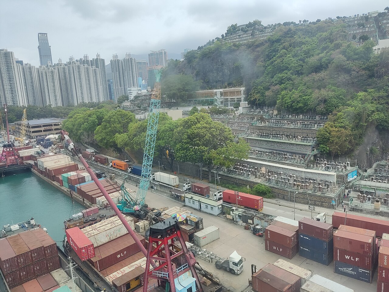 香港葵青区港口设施2022年资料照片，原图为列车视角