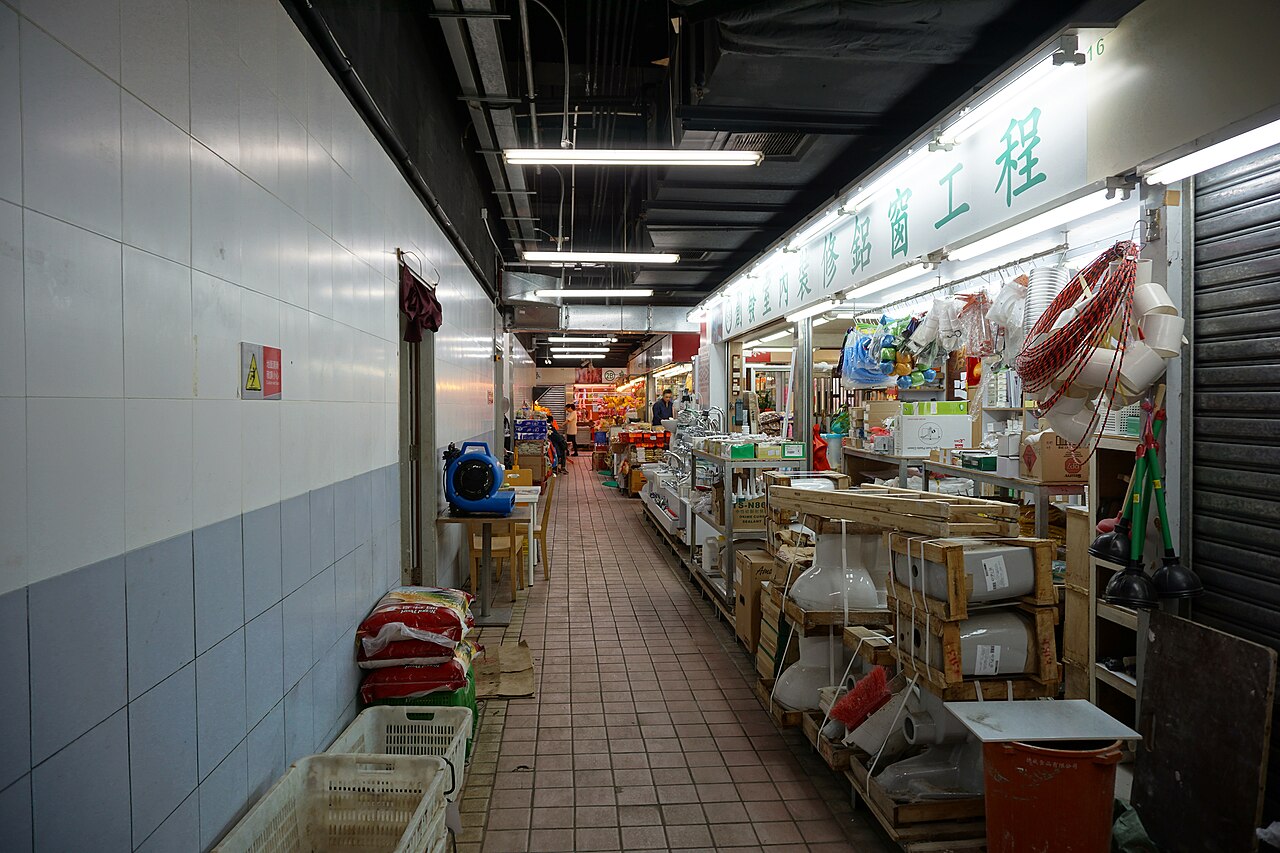 香港大埔富亨市场店铺通道资料照片，图中可见装修及五金物料
