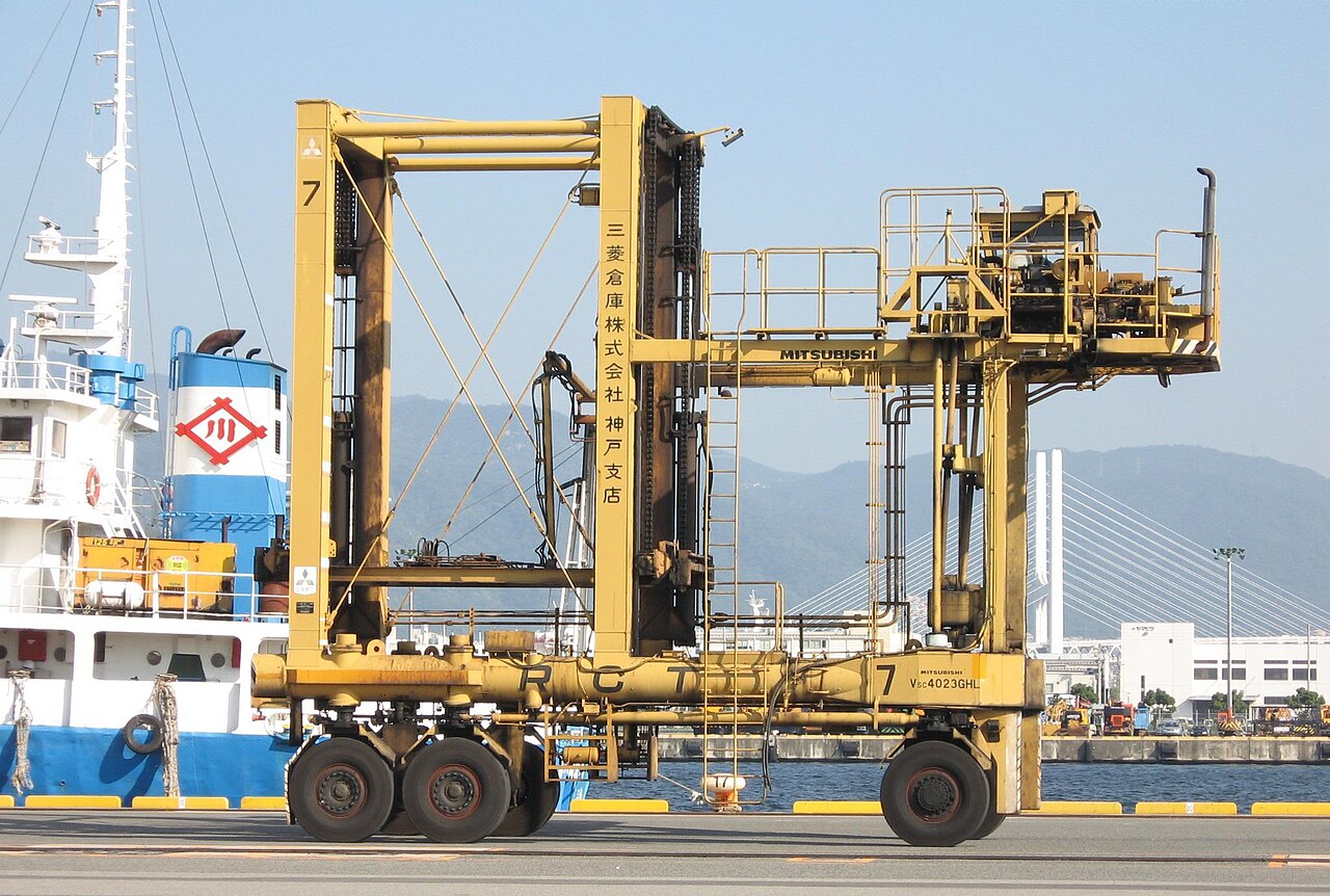 日本港口黄色集装箱跨运车2008年资料照片