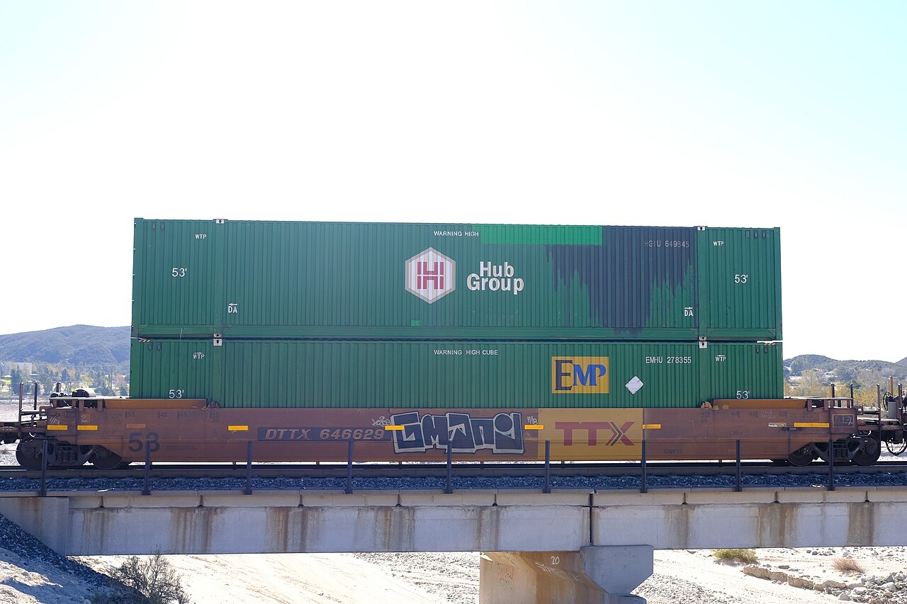 美国南加州双层集装箱铁路货车2020年资料照片