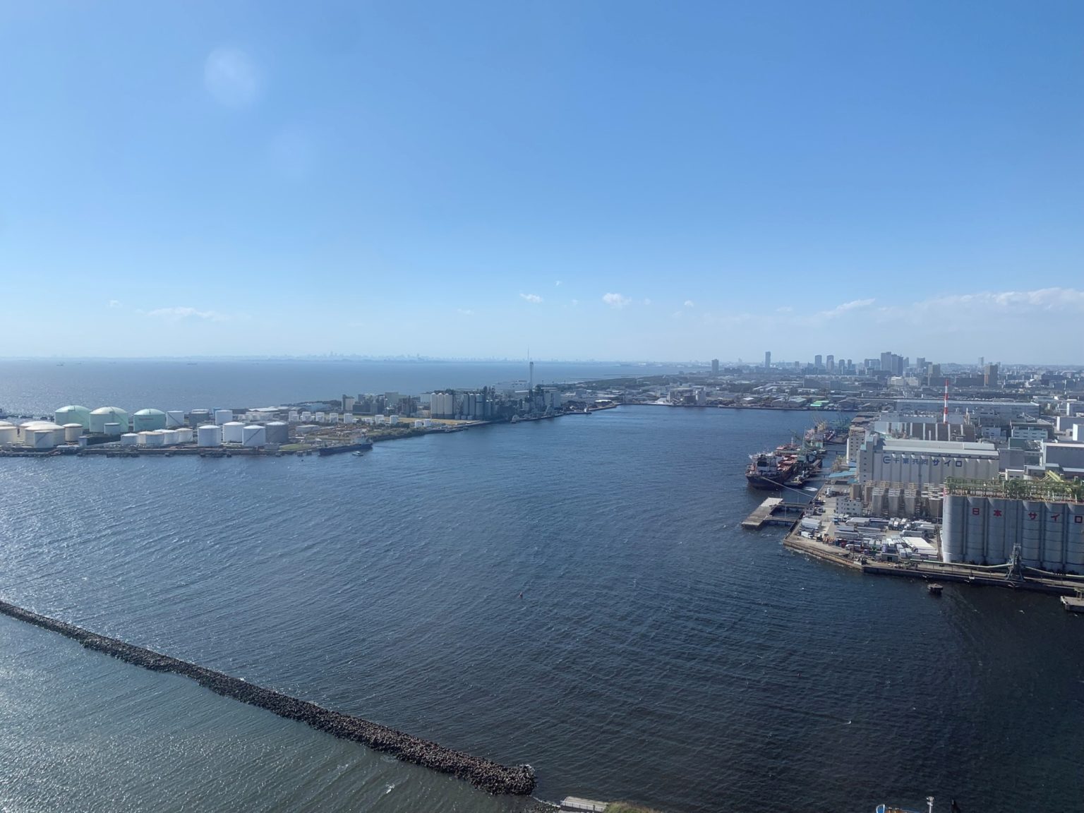 日本Chiba港滨水工业储罐与建筑资料照片，原说明为Chiba Port Tower视角