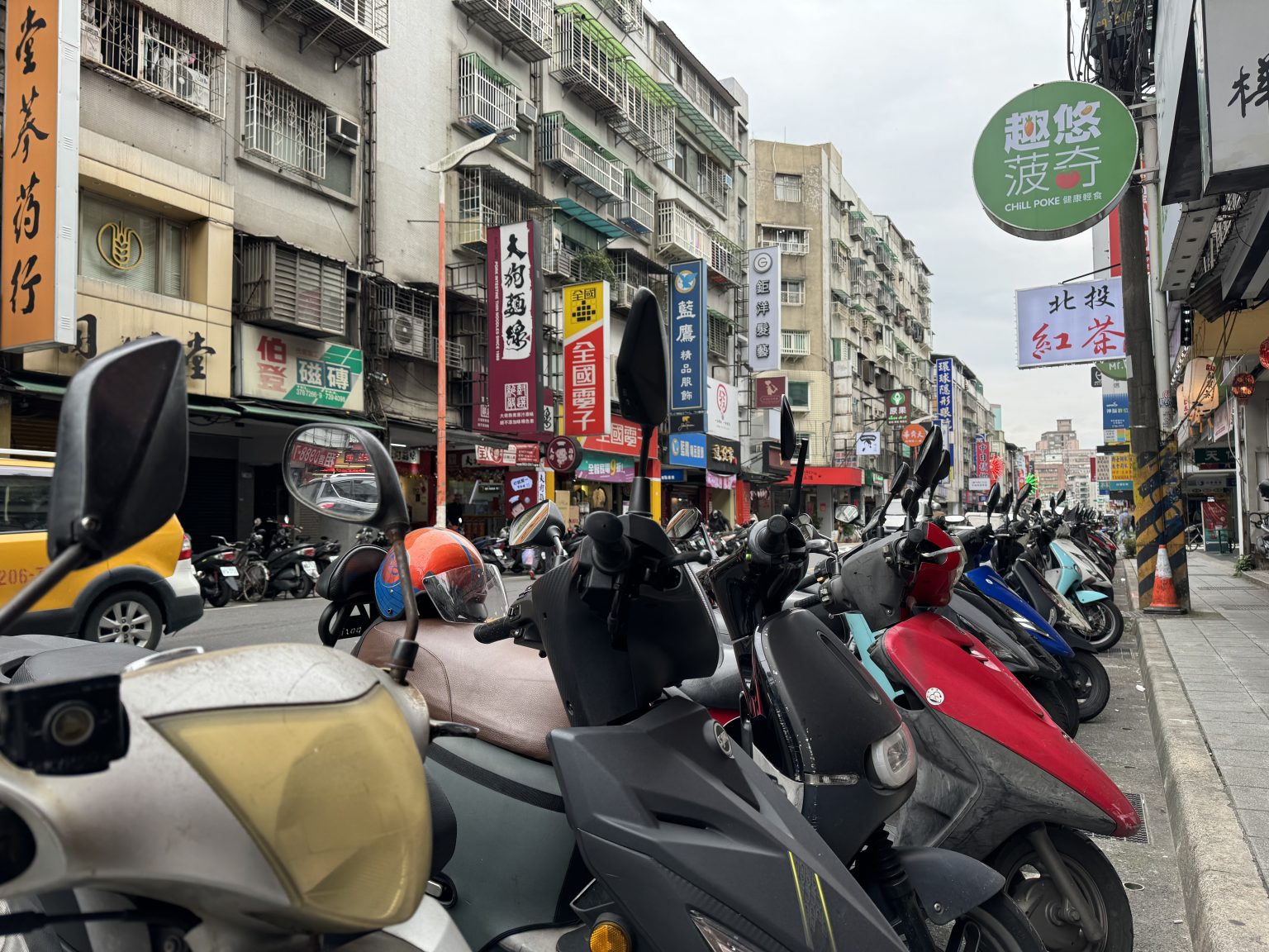 台北街边停放的摩托车资料照片