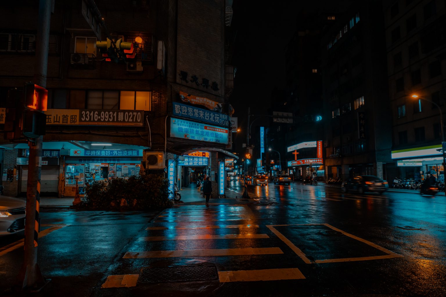 台北雨夜街道与商业招牌资料照片