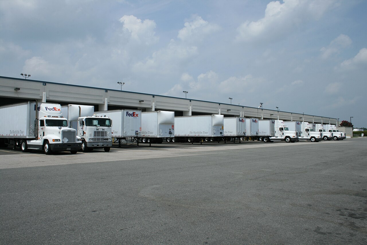 美国Raleigh-Durham机场FedEx货站货车装卸口2008年资料照片