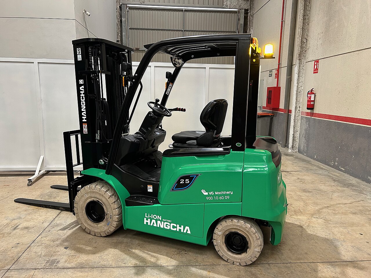 Hangcha电动叉车2025年资料照片，车身可见VG Machinery标识