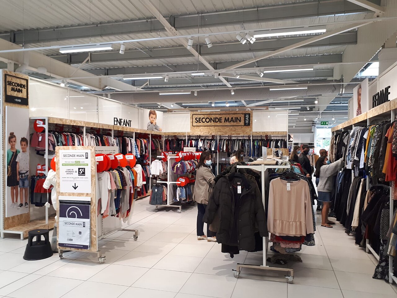 Kiabi服装零售店内景资料照片