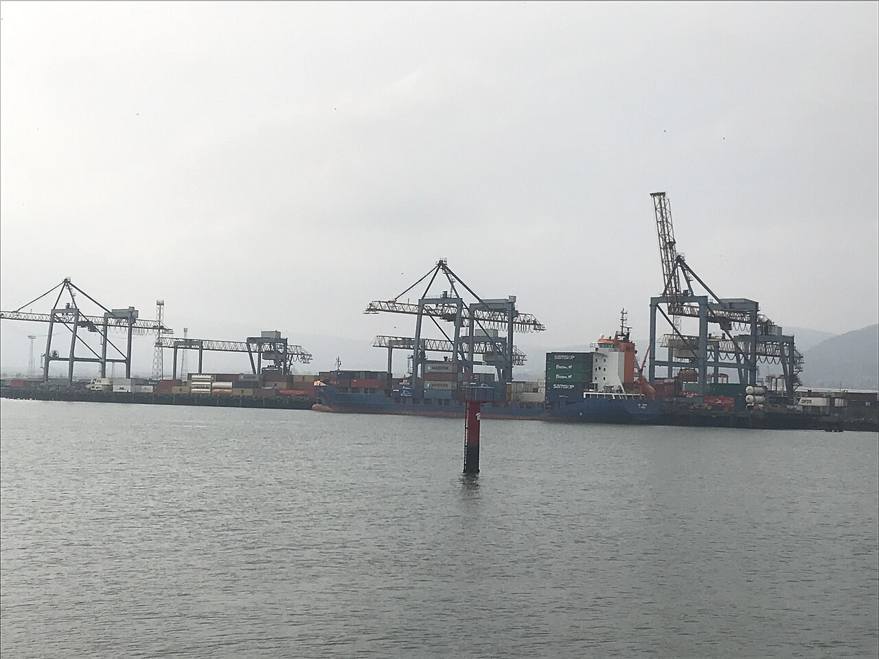 英国Belfast集装箱码头岸桥2019年资料照片