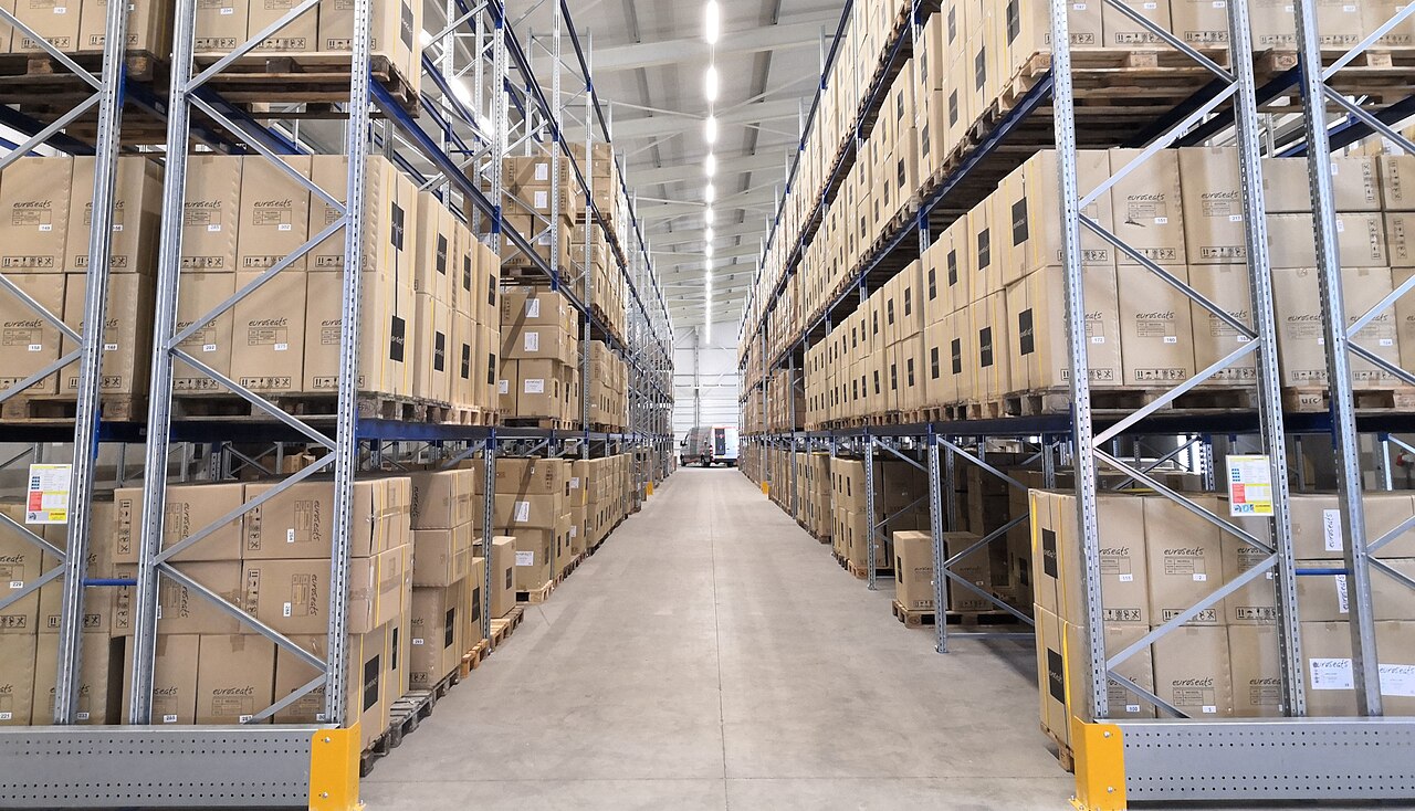 荷兰托盘货架、箱装货物与货架防护设施2019年资料照片