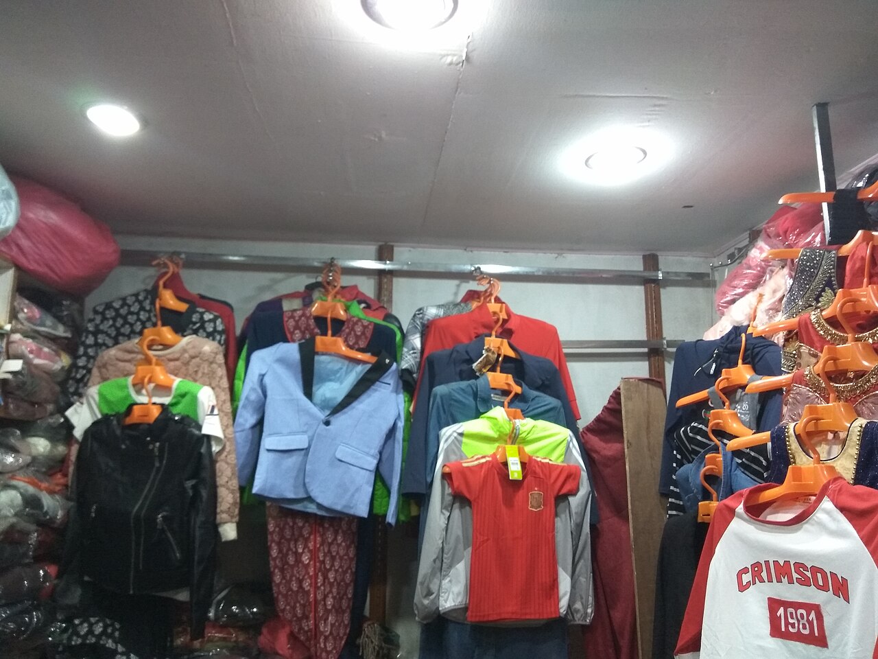 零售环境资料照片:尼泊尔服装店为Dashain促销陈列商品,2018年