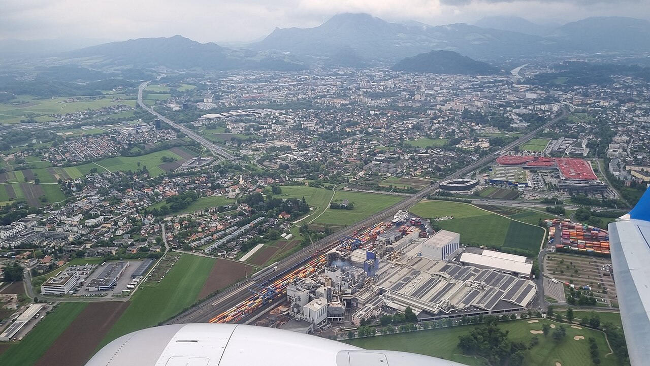 奥地利Salzburg集装箱联运站与相邻厂房，2025年航拍资料照片