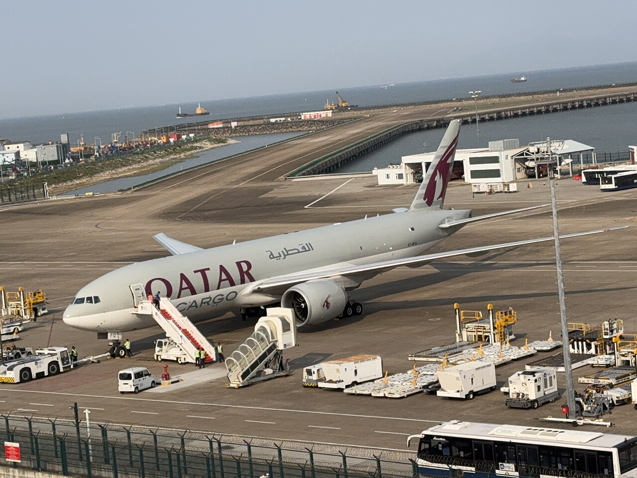 卡塔尔航空货运波音777F货机A7-BFQ在澳门机场,2025年航空货运资料照片