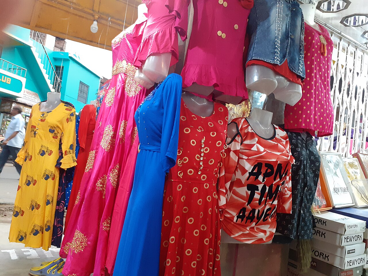 印度西孟加拉邦Gobardanga Charulata服装店，2019年零售商品管理背景资料照片