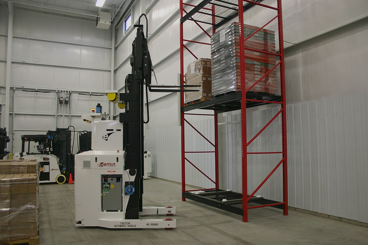 Egemin自动导引叉车在货架旁搬运托盘，2012年仓储设备资料照片