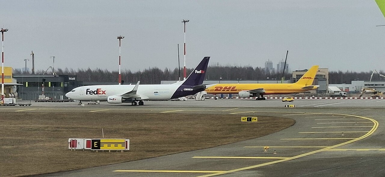 拉脱维亚Riga机场的ASL Airlines(FedEx)及DHL货机,2026年航空货运资料照片
