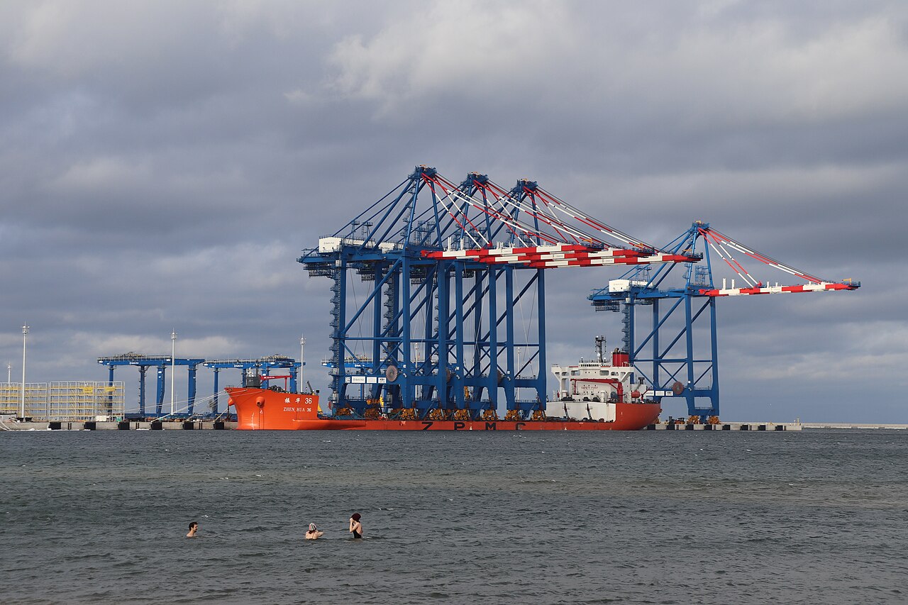 波兰Gdańsk Baltic Hub集装箱码头的Zhen Hua 36重吊运输船，2024年港口资料照片