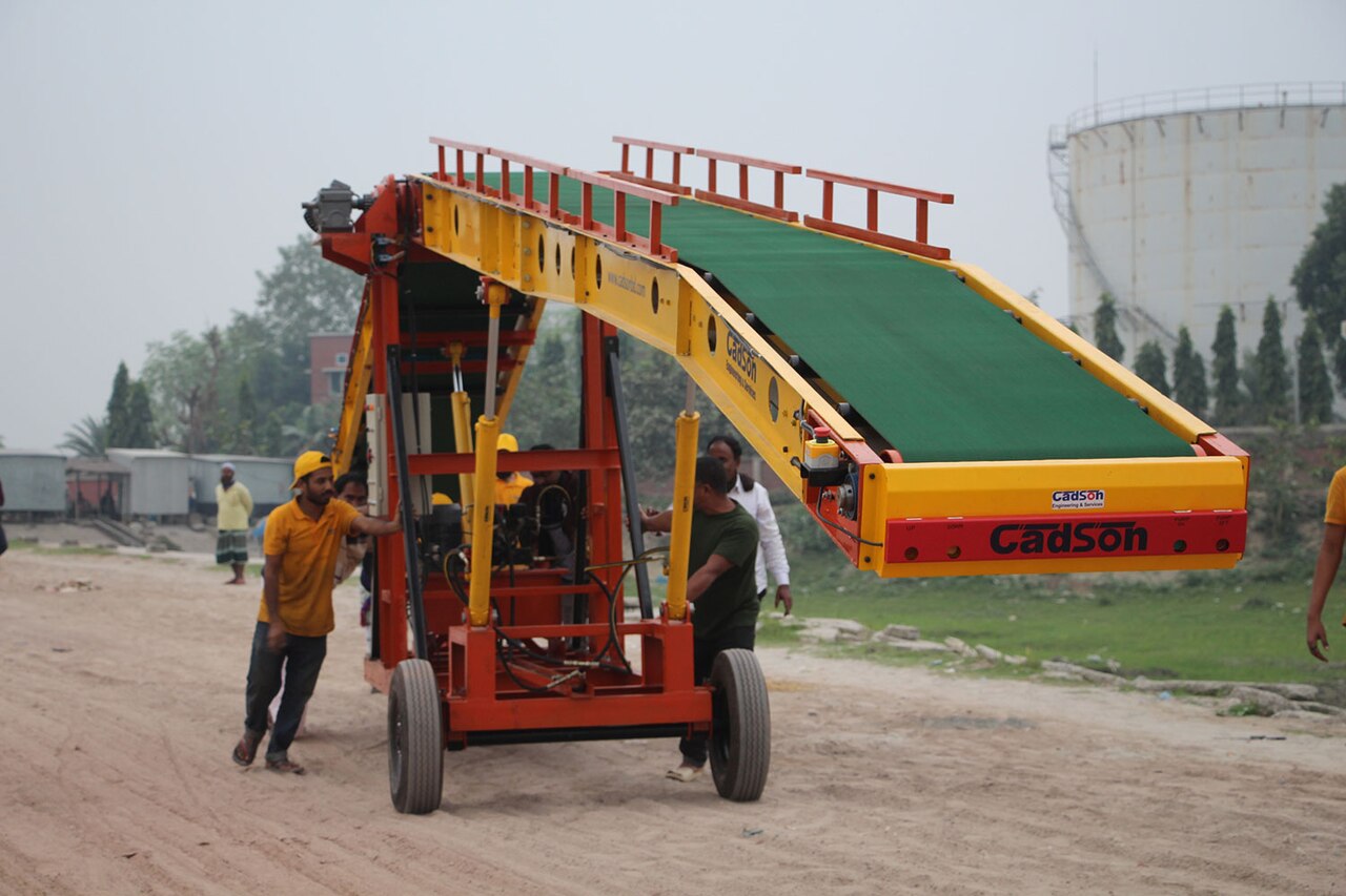 孟加拉国Pabna Bera Ghat的移动液压输送设备，2023年货物装卸背景资料照片