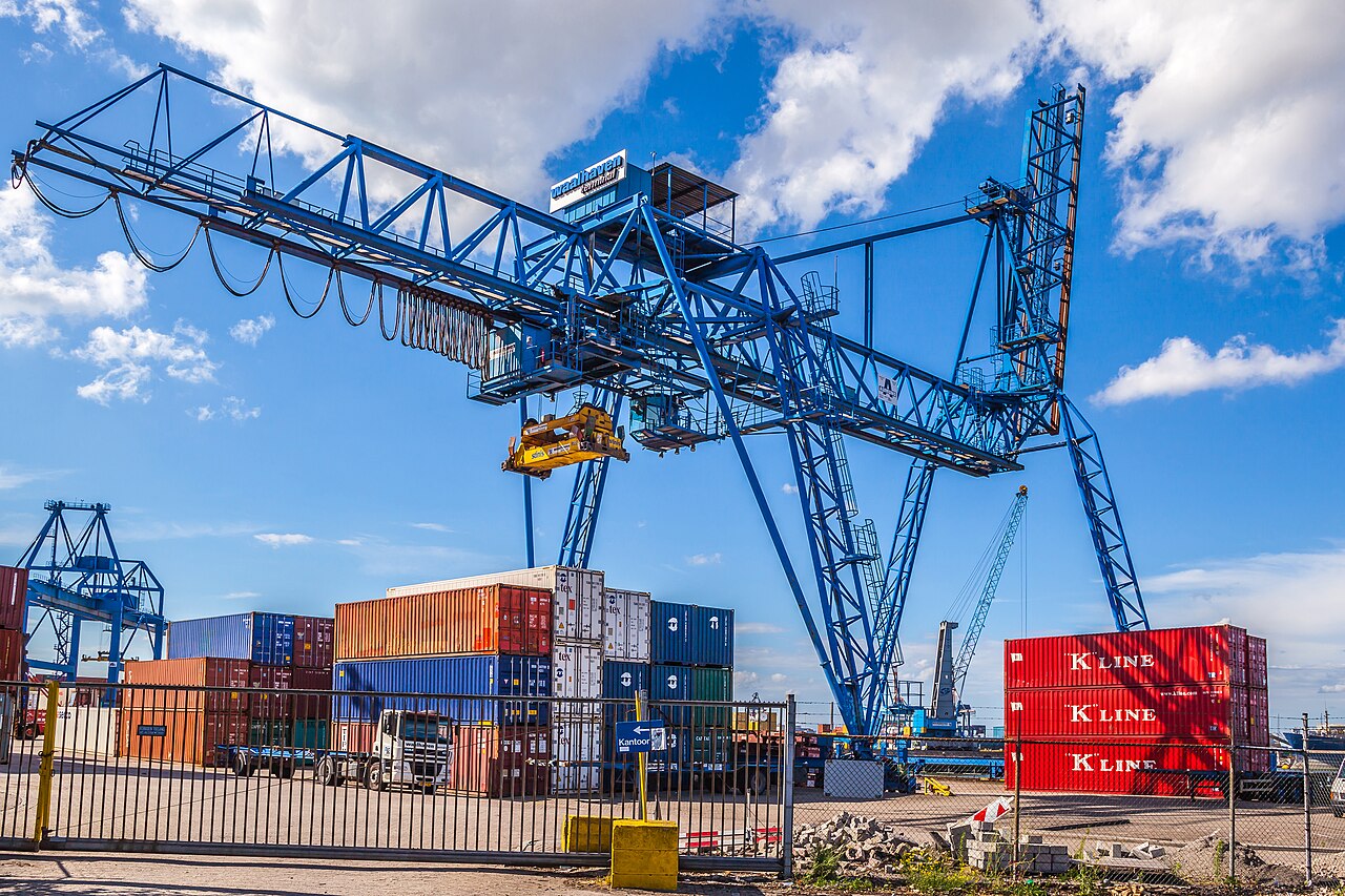 荷兰Rotterdam Waalhaven码头起重机,原说明标注2010年拍摄的港口资料照片