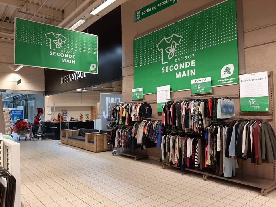 Auchan店内二手服装陈列区,2020年零售资料照片,具体门店地点未明确