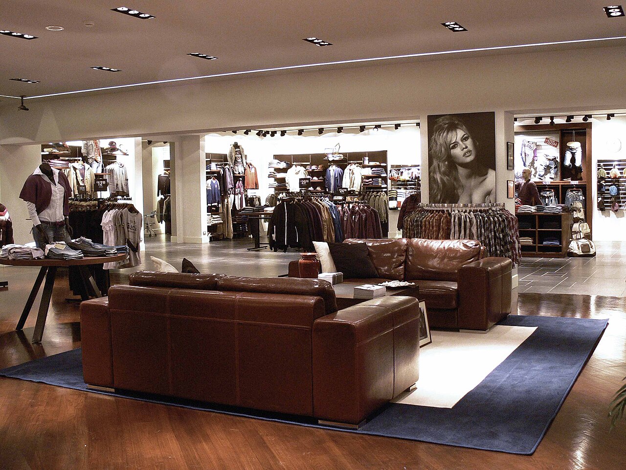 Alcott服装门店内部，2009年零售资料照片，具体门店地点未明确