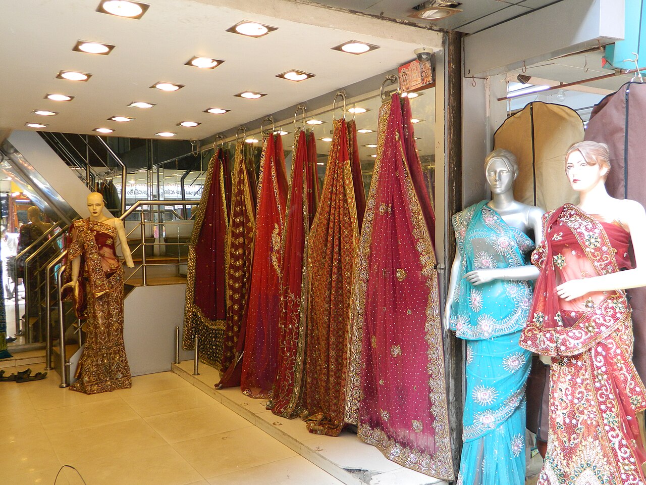 印度Ratan Pole的服装商店，2012年成衣零售资料照片