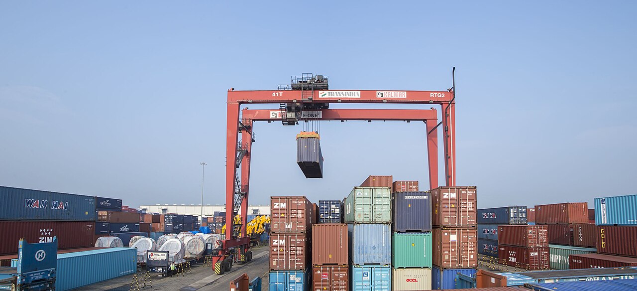 印度Mumbai／JNPT的Allcargo集装箱货运站与龙门吊，2022年资料照片