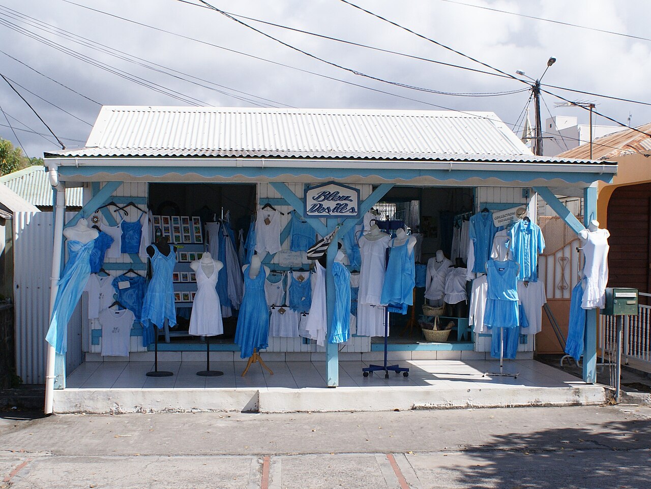 Guadeloupe的Sainte-Anne服装商店,2010年成衣零售资料照片
