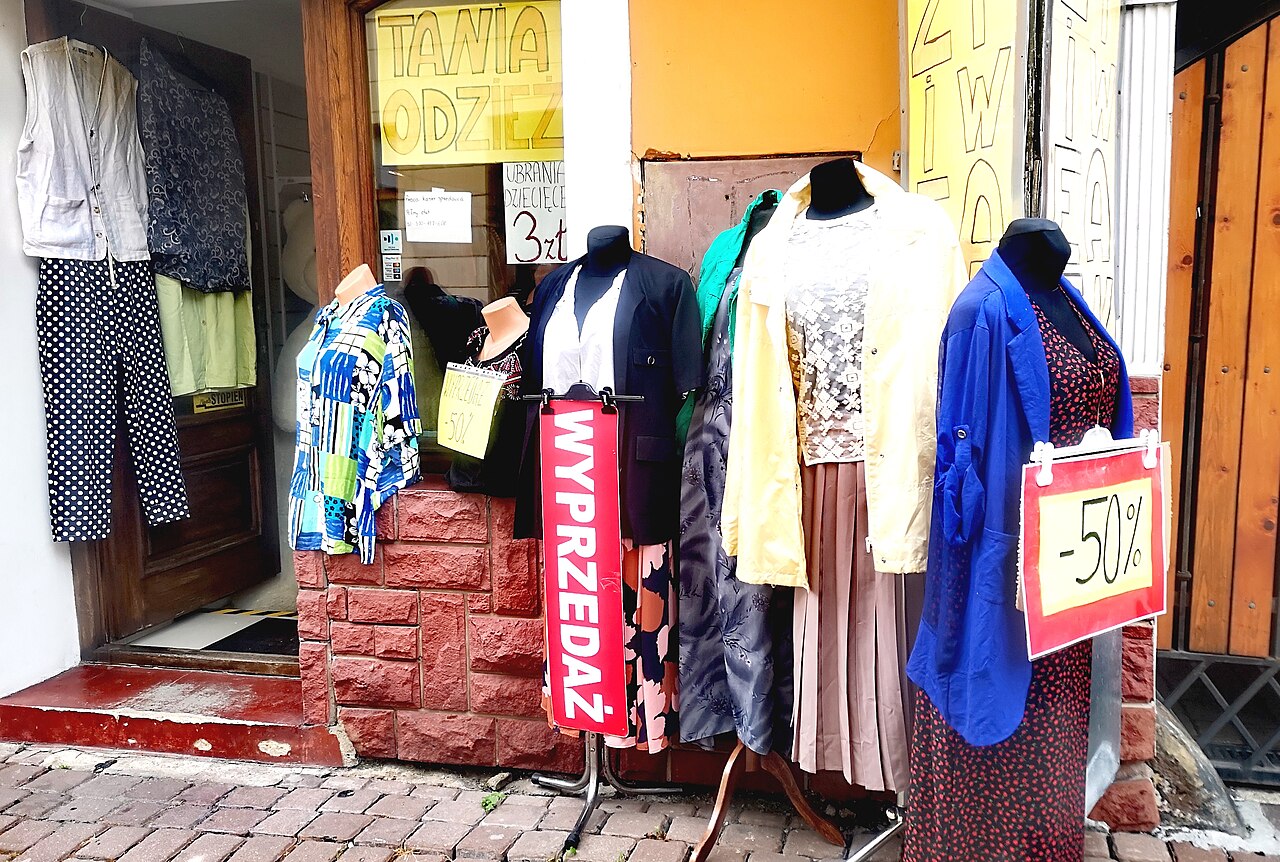 波兰二手服装商店的店外陈列,2024年零售资料照片