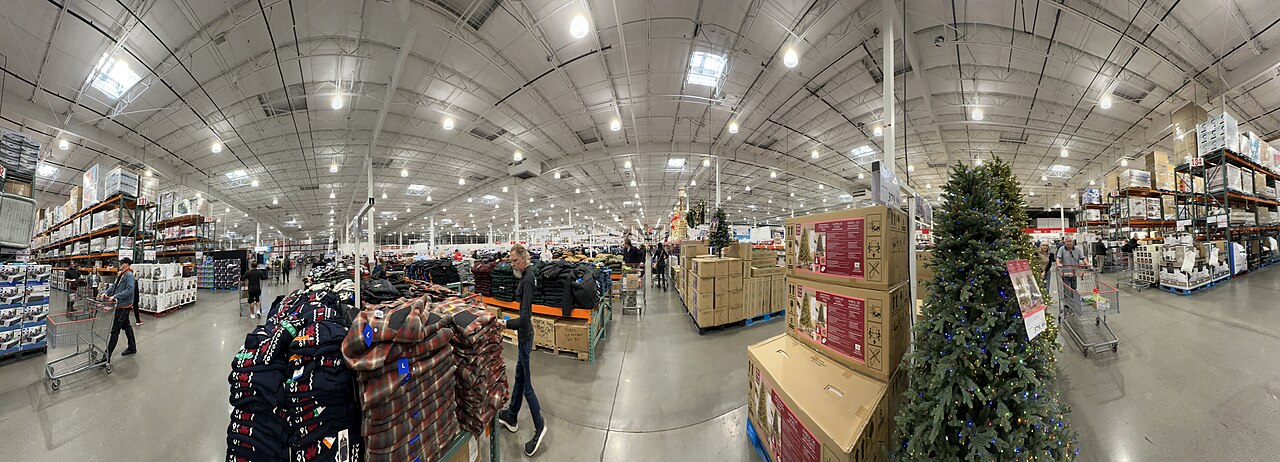 美国Utah州Salt Lake City的Costco仓储式零售店内景,2023年商品经营资料照片