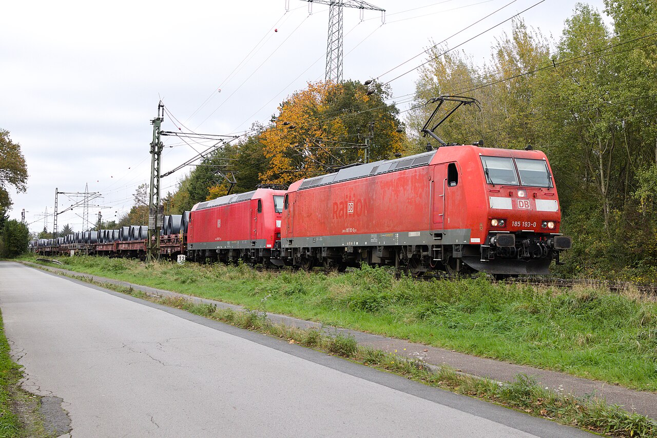 德国Lintorf的DB Cargo机车牵引钢卷货运列车,2024年资料照片
