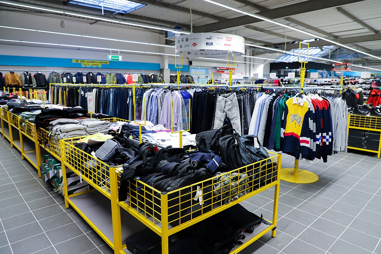 Mode Stoko服装货架与商品陈列,2021年零售资料照片,具体门店地点未明确