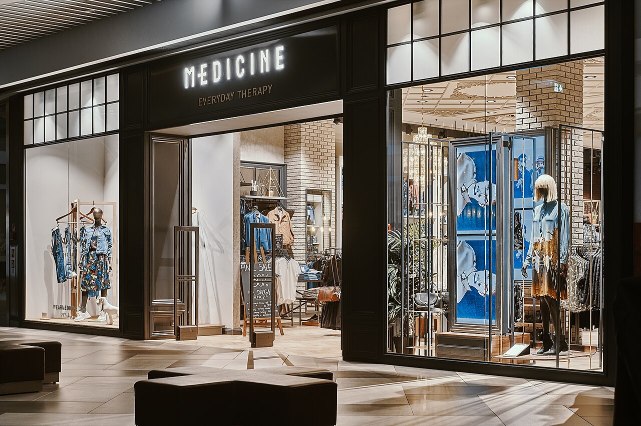 Medicine品牌服装门店,2024年零售资料照片