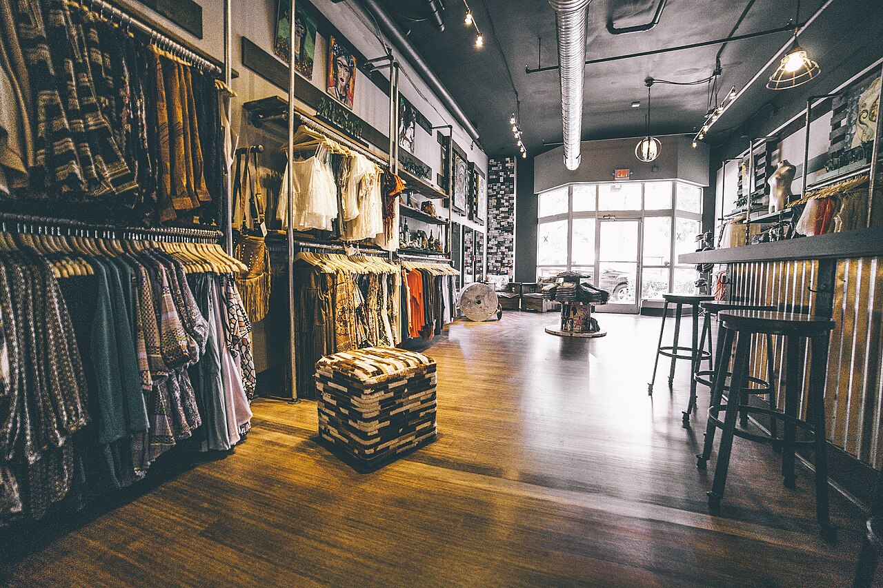 Bartique服装精品店与店内吧台，2016年实体零售资料照片
