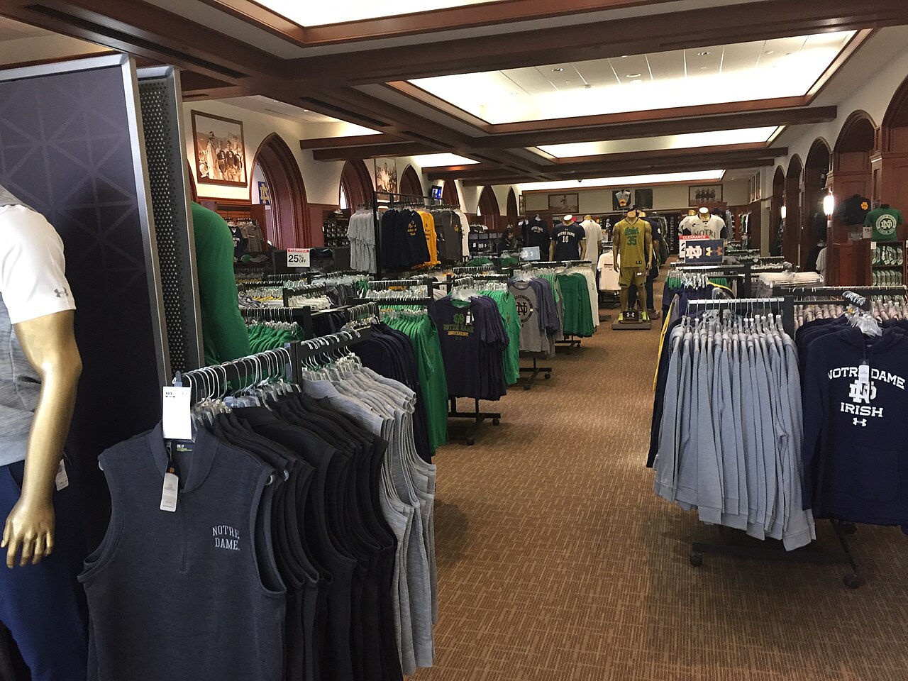 美国Indiana州Notre Dame的Hammes书店与服饰商品陈列，2017年实体零售资料照片