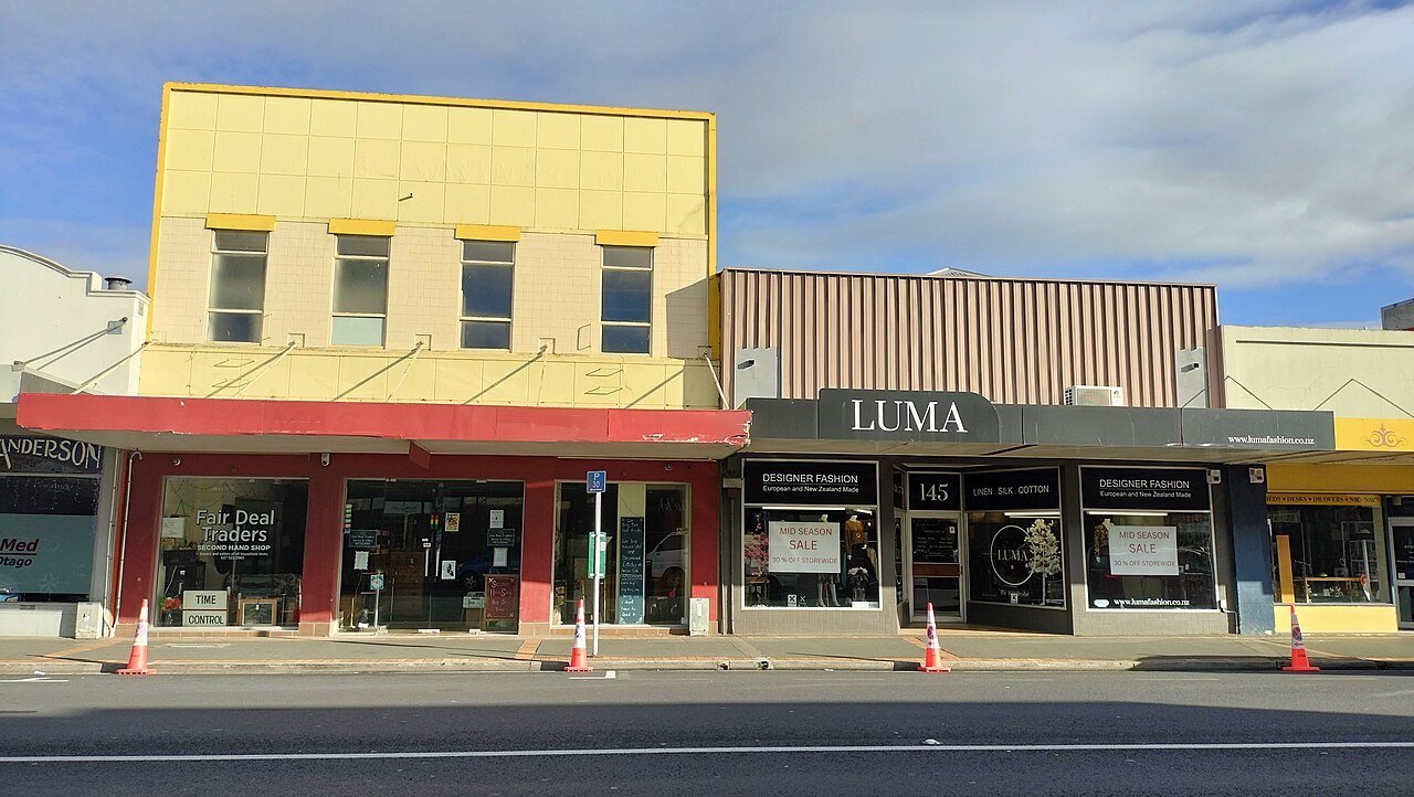 新西兰Dunedin King Edward Street的Fair Deal Traders与Luma Fashion店面，2026年6月零售资料照片